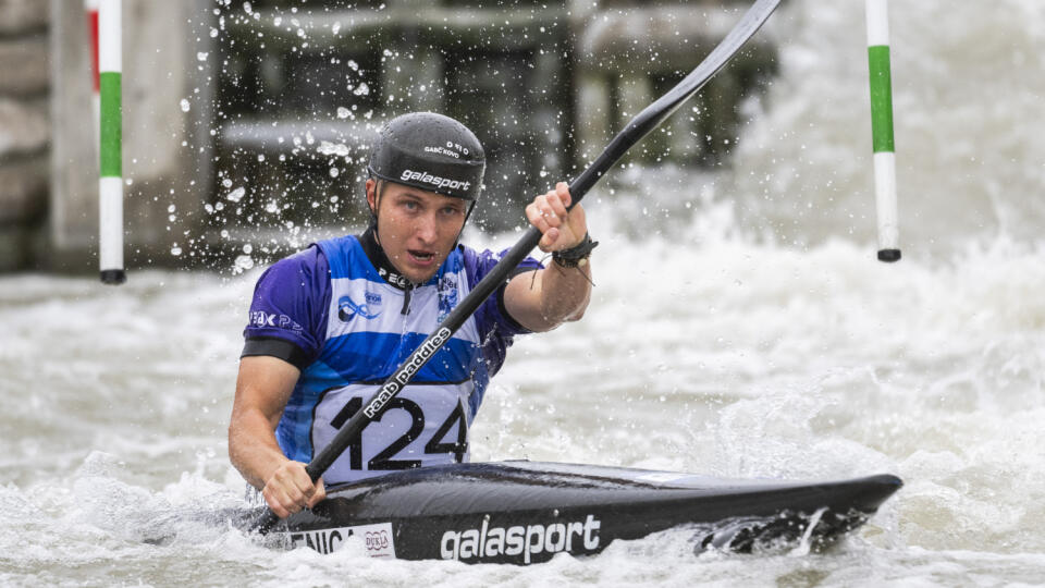 Na snímke slovenský reprezentant Adam Gonšenica počas finálovej jazdy v kategórii K1 na Majstrovstvách Slovenskej republiky 2023 vo vodnom slalome 6. augusta 2023 v Areáli vodných športov Divoká voda v Čunove. FOTO TASR - Jaroslav Novák