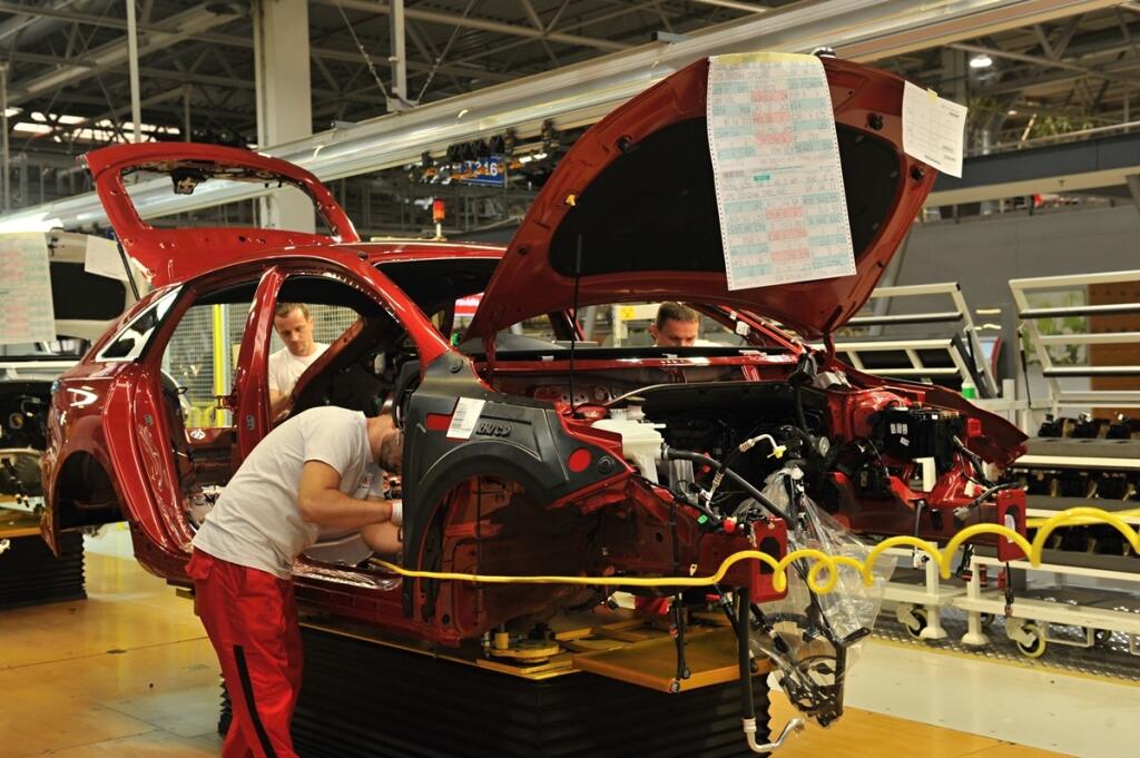 Na snímke montáž nového modelu Kia ProCeed na výrobnej linke spoločnosti Kia Motors Slovakia v Tepličke nad Váhom 15. novembra 2018. FOTO TASR - Erika Ďurčová