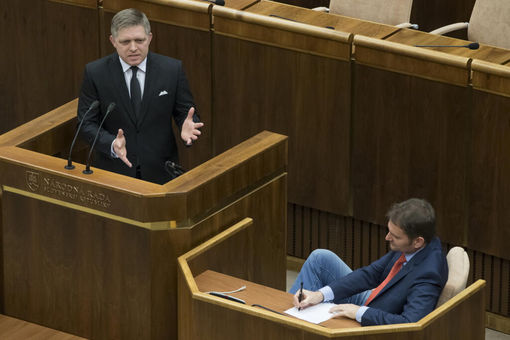 Odvolavanie premiera SR Roberta Fica v plene Narodnej rady Slovenskej republiky. Na snimke je Rober Fico (vlavo) a Igor Matovic.