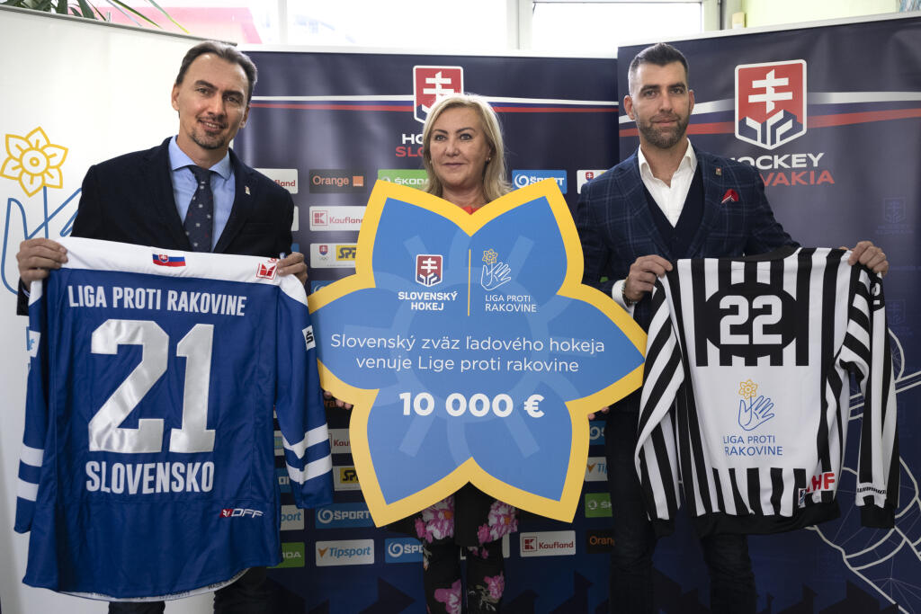 Na snímke zľava prezident Slovenského zväzu ľadového hokeja (SZĽH) Miroslav Šatan, výkonná riaditeľka Ligy proti rakovine Eva Kováčová a marketingový riaditeľ SZĽH Peter Janovský počas odovzdania šeku z dražby víťaznej sady dresov slovenských hokejistov z olympijskej kvalifikácie na ZOH 2022 do Pekingu. V dražbe sa podarilo vyzbierať 10-tisíc eur na podporu Ligy proti rakovine. V Bratislave 13. októbra 2021 v Bratislave. FOTO TASR - Pavel Neubauer