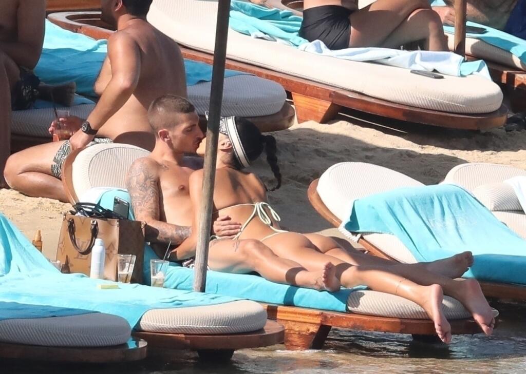 Jessica Aidi nahodila úporné bikini, ktoré jej obtiahli intímne partie.