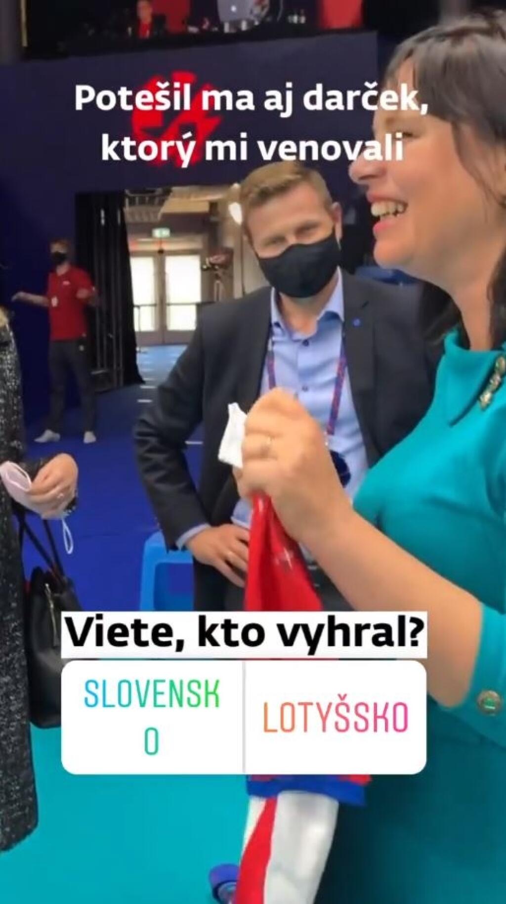 Medzi divákmi na ME vo volejbale sa objavila aj predsedníčka politickej strany Za ľudí a ministerka Veronika Remišová, ktorá si zo zápasu odniesla aj darček: podpísaný dres slovenskej reprezentácie.