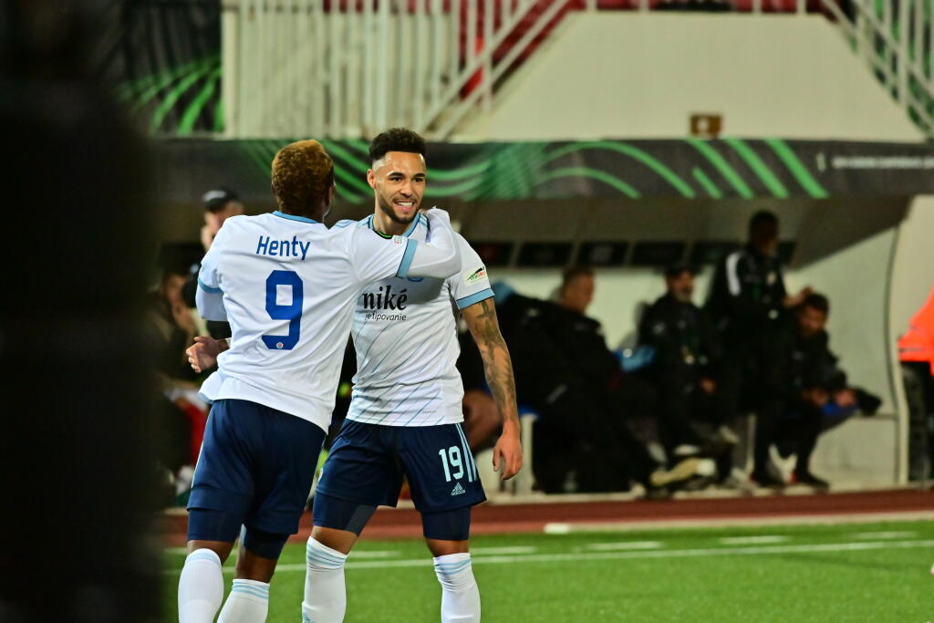 Andre Green zo Slovana sa teší z gólu do siete Lincoln Red Imps v zápase Európskej konferenčnej ligy.