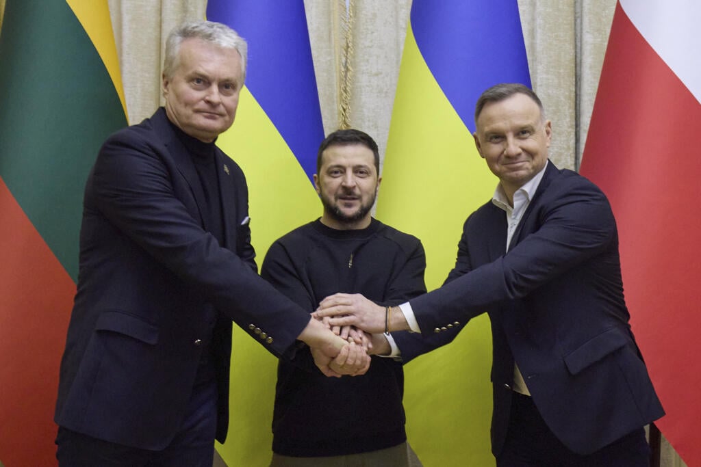 KK12 Ľvov - Na snímke ukrajinský prezident Volodymyr Zelenskyj (uprostred), poľský prezident Andrzej Duda (vpravo) a litovský prezident Gitanas Nauseda si podávajú ruky počas stretnutia 11. januára 2023 v ukrajinskom meste Ľvov. FOTO TASR/AP
In this photo provided by the Ukrainian Presidential Press Office, Ukrainian President Volodymyr Zelenskyy, centre, Polish President Andrzej Duda, right, and Lithuania's President Gitanas Nauseda pose for photo during their meeting in Lviv, Ukraine, Wednesda