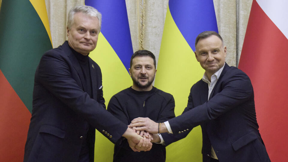 KK12 Ľvov - Na snímke ukrajinský prezident Volodymyr Zelenskyj (uprostred), poľský prezident Andrzej Duda (vpravo) a litovský prezident Gitanas Nauseda si podávajú ruky počas stretnutia 11. januára 2023 v ukrajinskom meste Ľvov. FOTO TASR/AP
In this photo provided by the Ukrainian Presidential Press Office, Ukrainian President Volodymyr Zelenskyy, centre, Polish President Andrzej Duda, right, and Lithuania's President Gitanas Nauseda pose for photo during their meeting in Lviv, Ukraine, Wednesda