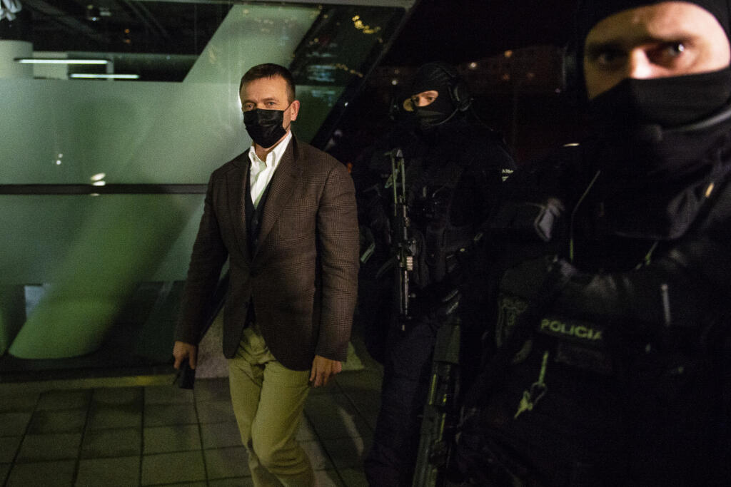 V bratislavskom Digital Parku, kde sídli finančná skupina Penta, zasahovali ozbrojení policajti. Na snímke vľavo podnikateľ Jaroslav Haščák počas zadržania 1. decembra 2020 v Bratislave. FOTO TASR – Jakub Kotian

