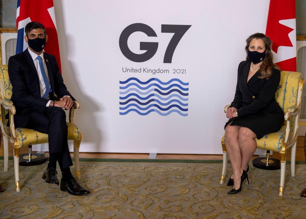 Britský minister financií Rishi Sunak  a kanadská ministerka financií Chrystia Freelandová pred summitom ministrov financií skupiny G7, 4. júna 2021 v Londýne.