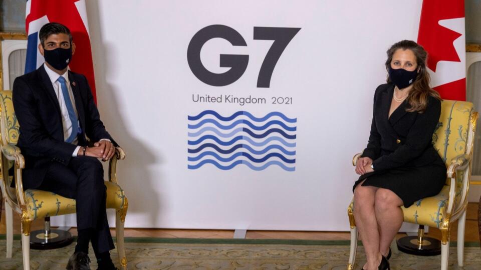 Britský minister financií Rishi Sunak a kanadská ministerka financií Chrystia Freelandová pred summitom ministrov financií skupiny G7, 4. júna 2021 v Londýne.