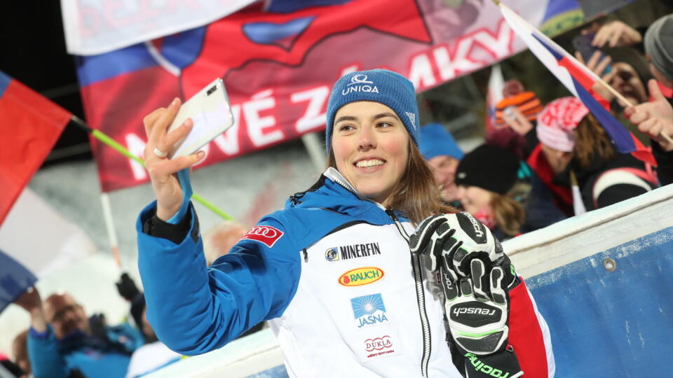 Vlhovú podporovalo vo Flachau množstvo fanúšikov, po víťazstve si s nimi urobila selfie.