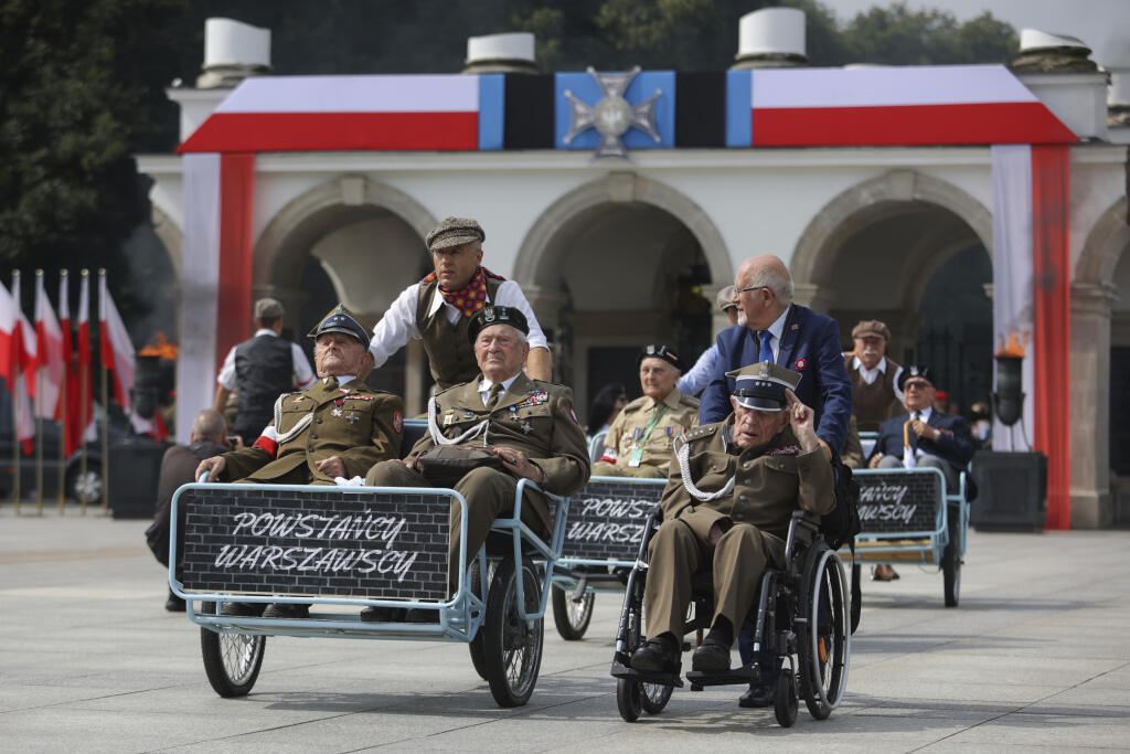 Vojnoví veteráni sa účastnia osláv sviatku Dňa armády vo Varšave v pondelok 15. augusta 2022.