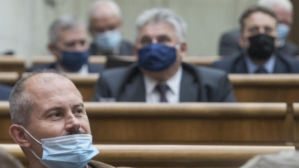 S RÚŠKOM POD NOSOM Kotleba pobehoval po parlamente deň po tom, čo sa na súde sťažoval na stúpajúcu teplotu. Bol už nakazený?