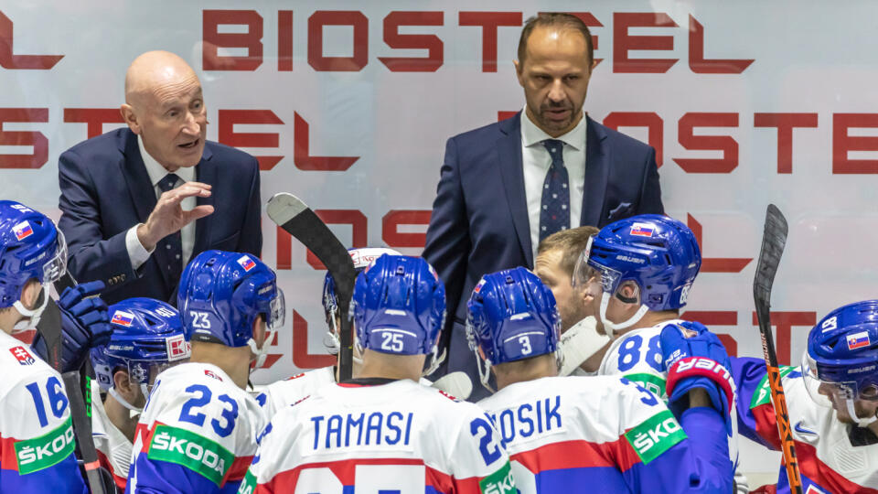 Na snímke je Craig Ramsay a slovenskí hokejisti počas druhého zápasu základnej skupiny MS 2022, v ktorom nastúpili slovenskí hokejisti proti Nemecku.
