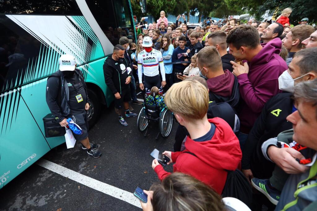 Peter Sagan urobil radosť fanúšikom podpismi a fotografiami