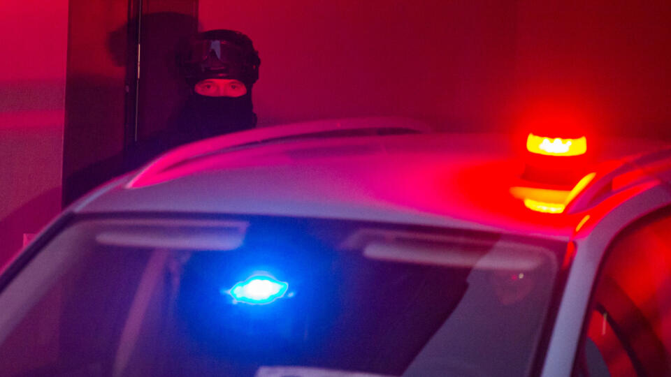 Na snímke polícia priviezla bývaého exprezidenta Milana L. na Špecializovaný trestný súd v Pezinku 6. decembra 2020. Sudkyňa pre prípravné konanie ŠTS v Pezinku začala v nedeľu po 7.30 h rozhodovať o návrhu prokurátora Úradu špeciálnej prokuratúry (ÚŠP) väzobne stíhať policajného exprezidenta Milana L. a ďalších štyroch obvinených v rámci akcie Judáš. Okrem policajného exprezidenta teda rozhoduje aj o návrhu na väzobné stíhanie pre osoby B. B., P. G., M. K. a L. V. Polícia obvinila v rámci akci