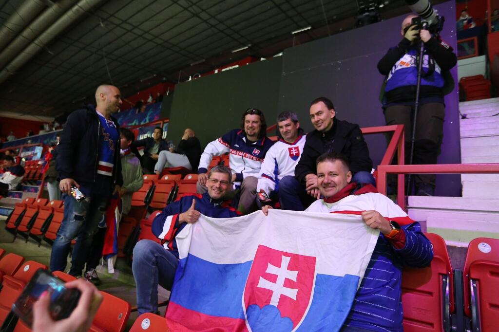 Bývalý hokejista Miro Šatan mal čo robiť, aby vyhovel všetkým žiadostiam fanúšikov.