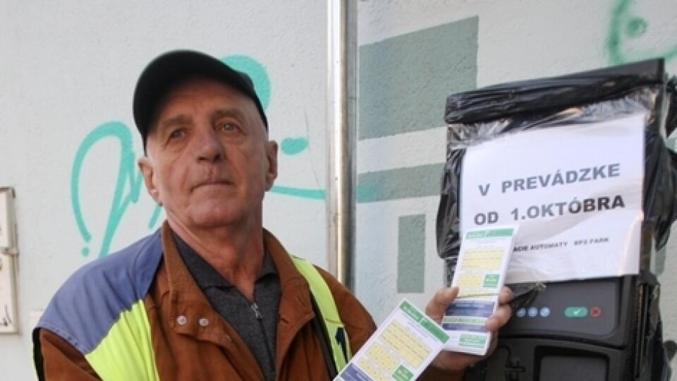 Predavač Oto: S poslednými parkovacími kartami.