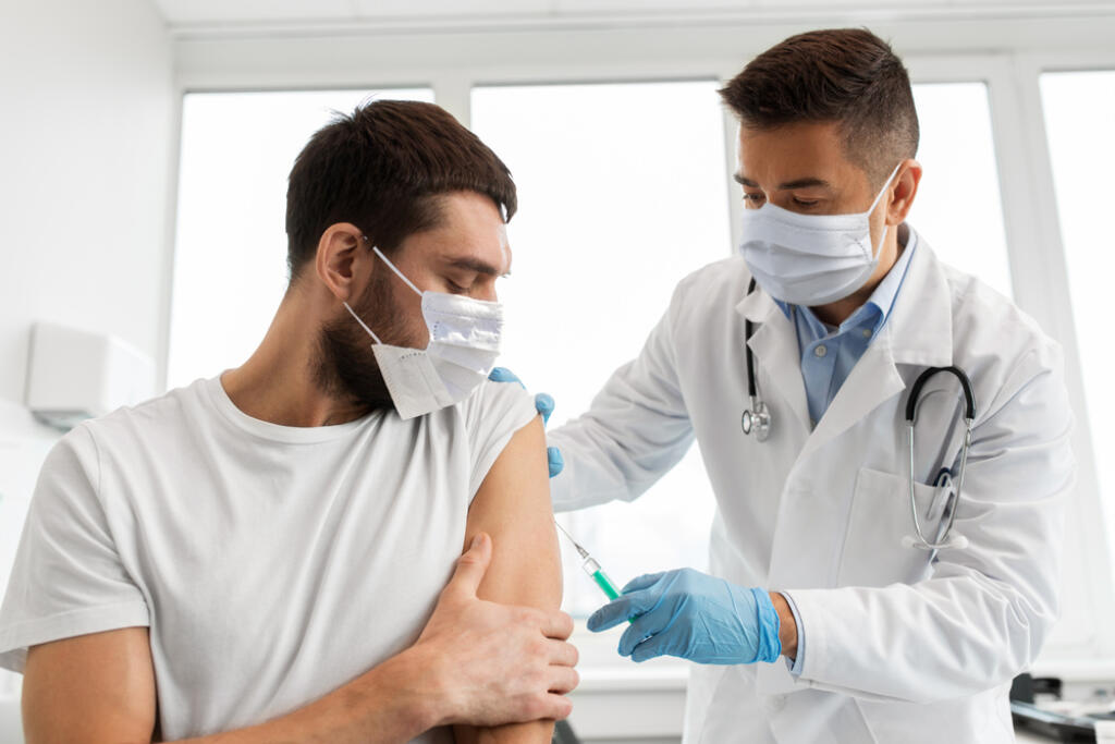 Štúdia uvádza „možnú spojitosť medzi podaním druhej dávky vakcíny (Pfizer) a objavením sa myokarditídy u mužov vo veku 16 až 30 rokov“.