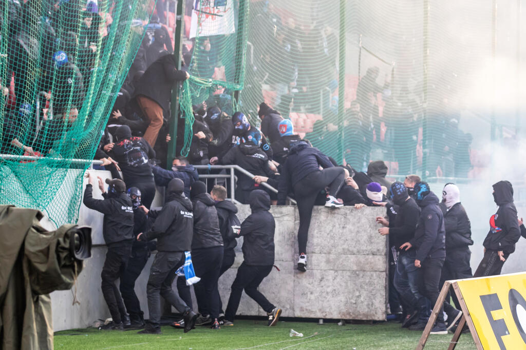 Derby Trnavy so Slovanom predčasne ukončili po tom, ako ihrisko zaplavili chuligáni, ktorí sa bili hlava-nehlava.