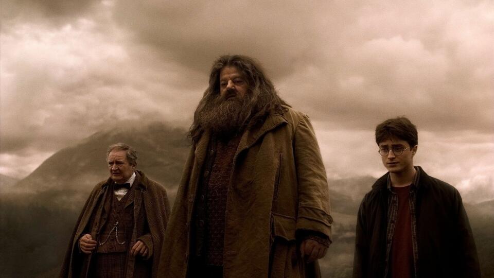 Jedinečný herec Robbie Coltrane zomrel vo veku 72 rokov. Do pamäti mnohých ľudí sa zapísal aj svojou rolou v ikonickej filmovej sérií z pera J.K. Rowling - Harry Potter. Jeho úmrtie oznámila jeho agentka.