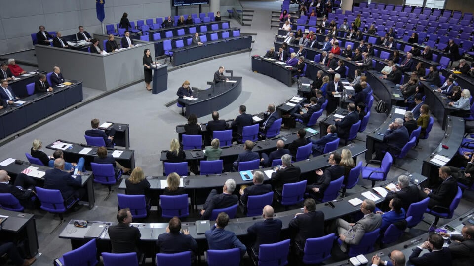 EBE 31 Berlín - Na snímke vľavo nemecká ministerka zahraničných vecí Annalena Baerbocková reční počas mimoriadneho zasadnutia nemeckého parlamentu pri príležitosti prvého výročia útoku Hamasu na Izrael v nemeckom Bundestagu v Berlíne vo štvrtok 10. 2024. FOTO TASR/AP
German Foreign Minister Annalena Baerbock speaks during a special session of the German parliament marking the first anniversary of the Hamas attack on Israel, at the German parliament Bundestag in Berlin, Germany, Thursday, Oct.