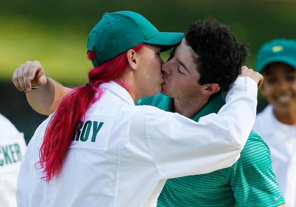WMcIlroy fandil pri kurte a Wzniacka zas na gríne. Šťastný pár sa na Silvestra 2013 zasnúbil.