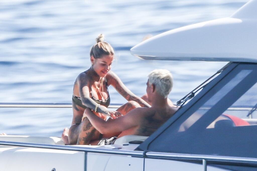 Futbalista Theo Hernandez a modelka Zoe Cristofoli si užili plavbu na jachte plnú erotiky.