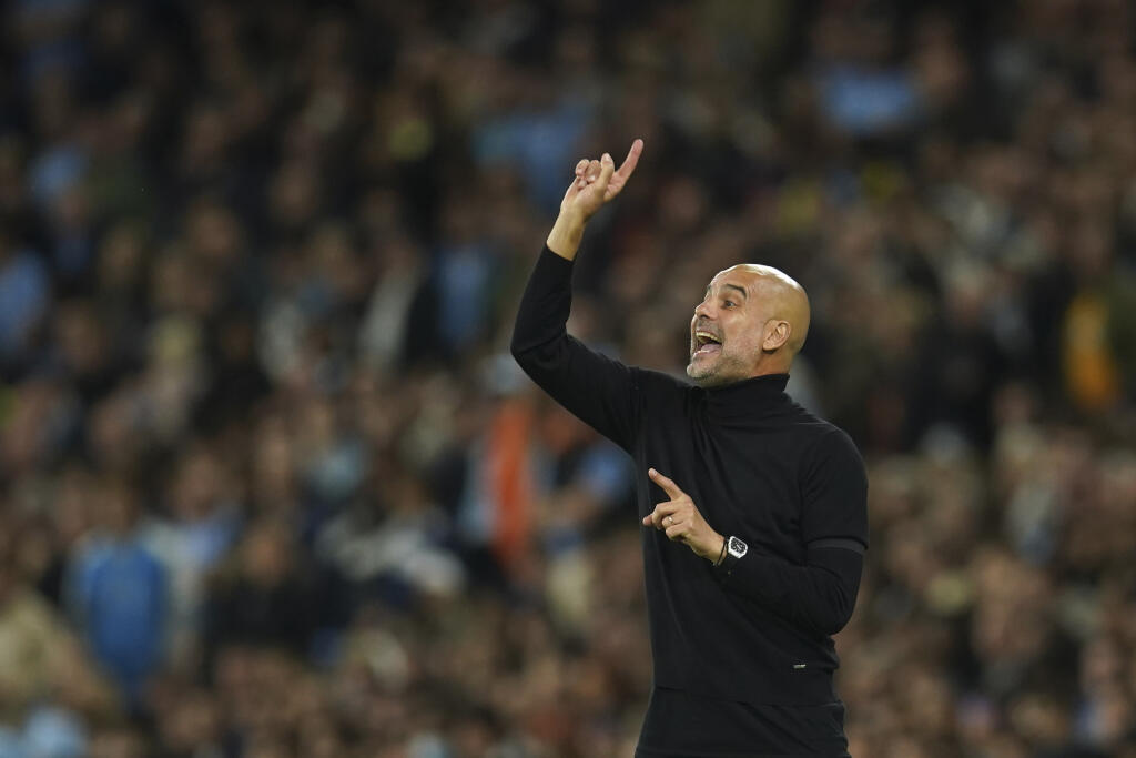 WA 72 Manchester - Tréner Manchestru City Pep Guardiola dáva pokyny svojim zverencom počas zápasu 2. kola G-skupiny Ligy majstrov Manchester City - Borussia Dortmund v Manchestri v stredu 14. septembra 2022. FOTO TASR/AP
Manchester City's head coach Pep Guardiola gives directions to his players during the group G Champions League soccer match between Manchester City and Borussia Dortmund at the Etihad stadium in Manchester, England, Wednesday, Sept. 14, 2022. (AP Photo/Dave Thompson)