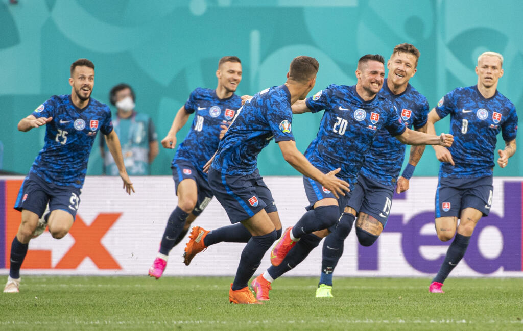 Na snímke gólová radosť slovenských futbalistov, zľava Jakub Hromada, Lukáš Haraslín, Ľubomir Šatka, strelec gólu Róbert Mak, Juraj Kucka a Ondrej Duda v zápase E-skupiny na majstrovstvách Európy vo futbale Poľsko - Slovensko 14. júna 2021 v Petrohrade. FOTO TASR - Martin Baumann
