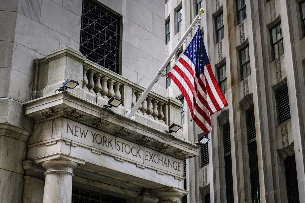 Nad bočným vchodom na newyorskú burzu cenných papierov v New Yorku v utorok 18. júla 2023 veje americká vlajka. Silný obrat na akciovom trhu pomáha podnietiť oživenie spoločností vstupujúcich na burzu rok po tom, čo počet nováčikov na Wall Street klesol na najnižšiu úroveň od Veľkej recesie. Asi 55 počiatočných verejných ponúk alebo IPO má tento rok zatiaľ cenu, čím sa zvýšil výnos 9,7 miliardy dolárov, podľa IPO tracker Renaissance Capital. (AP Photo/J. David Ake)