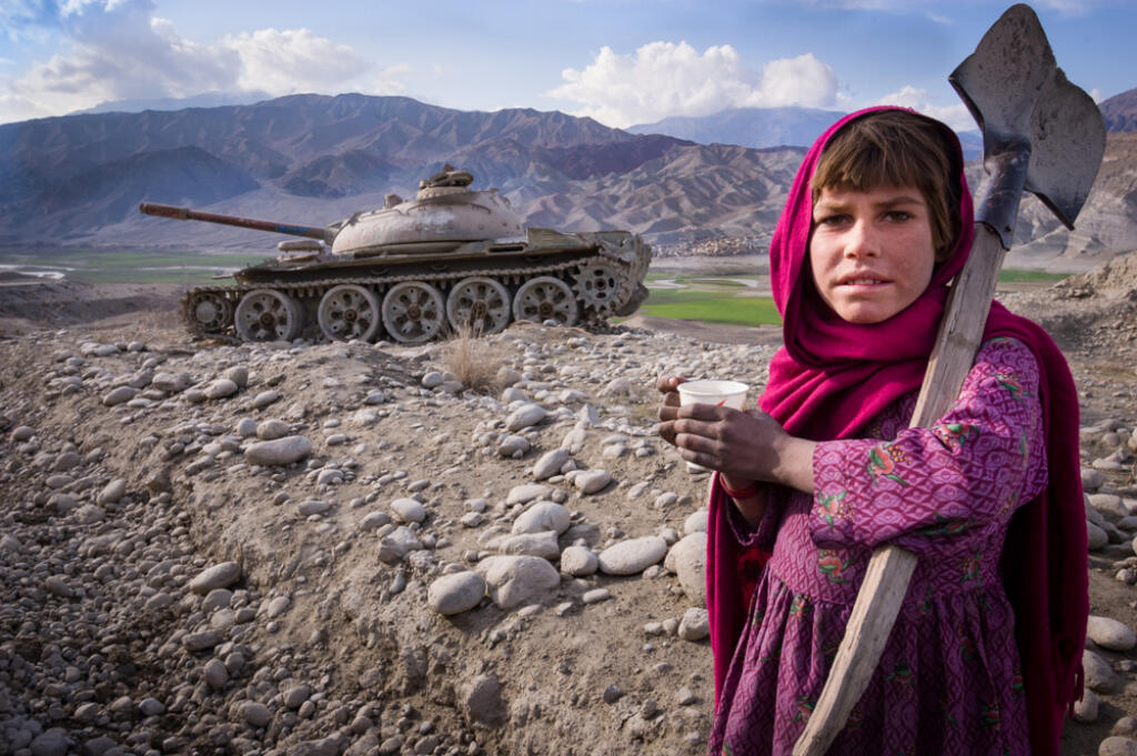 Jalalabad,Road,,Afghanistan,,January,2004:,Young,Girl,On,The,Jalalabad