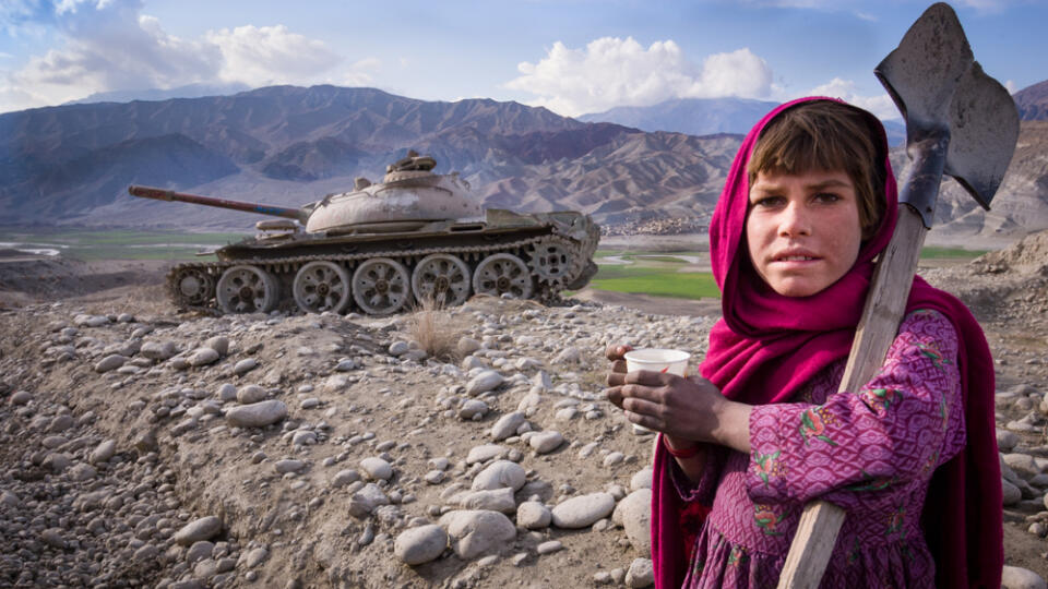 Jalalabad,Road,,Afghanistan,,January,2004:,Young,Girl,On,The,Jalalabad