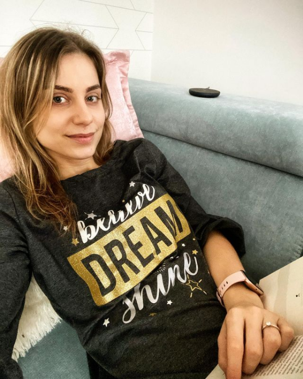 Dominika Stará relaxuje na priestrannej sedačke.