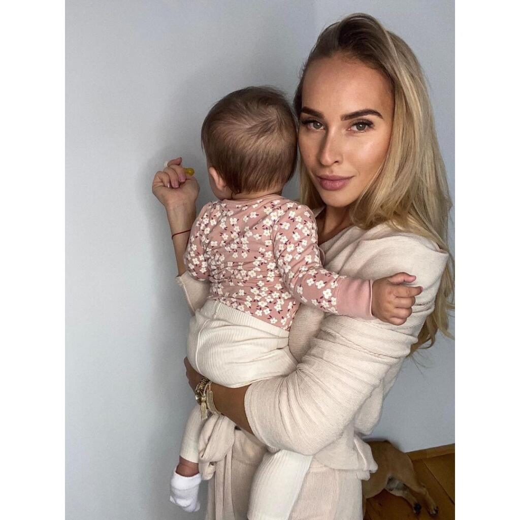 Lucia Mokráňová dcérku ukazuje väčšinou zozadu alebo len zboku.