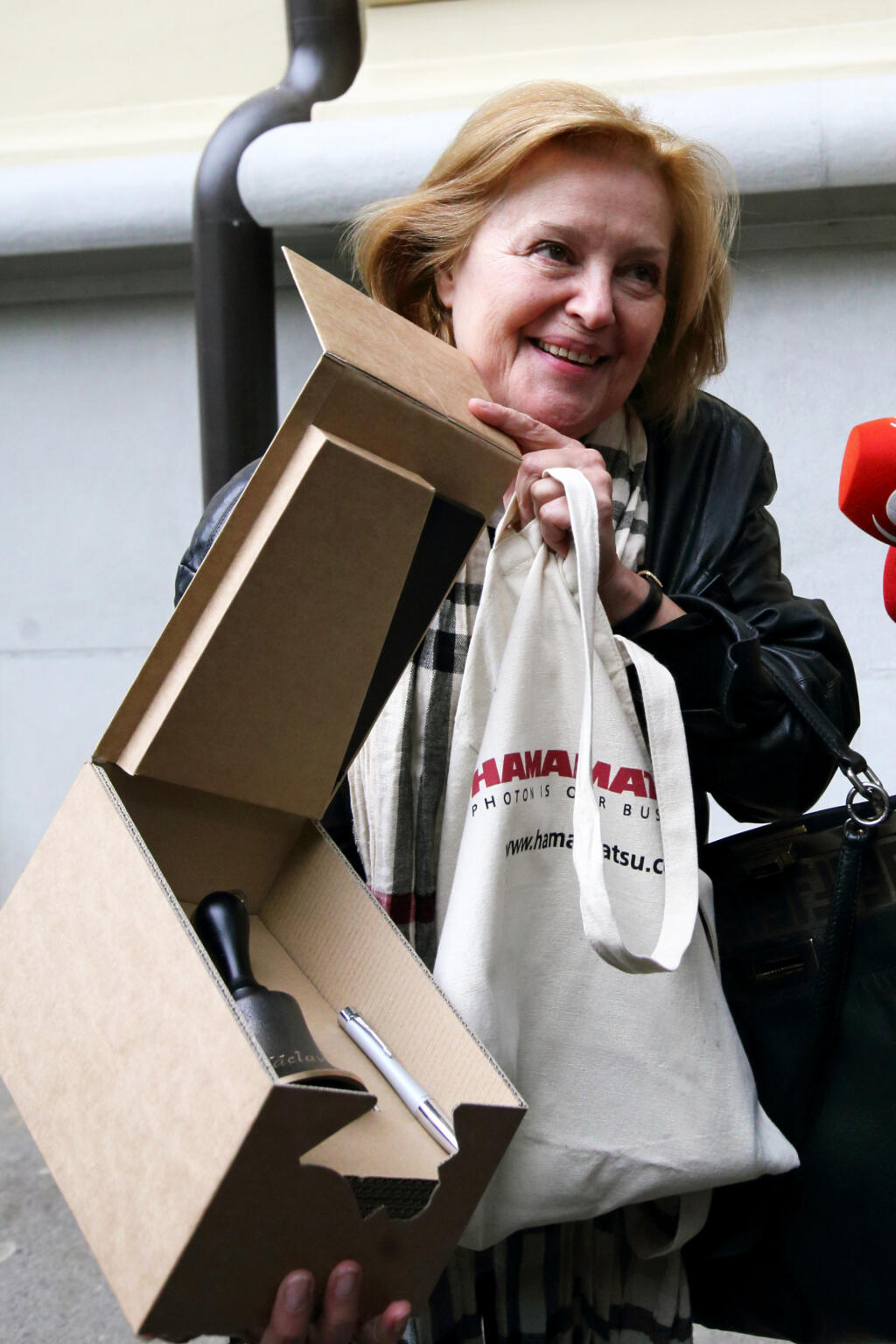 20161014 Magda Vasaryova havaria na Stefanikovej ulici, Bratislava, politika. Vodic na fiate nabural do stojaceho auta, Vasaryova nebola v aute.