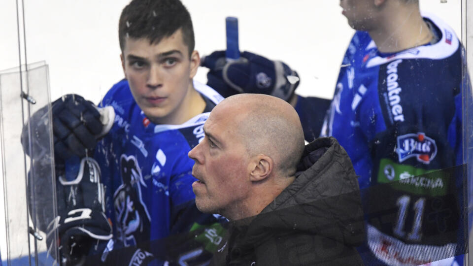 Na snímke uprostred tréner Popradu Corey Neilson v dohrávke 18. kola Tipos extraligy HC Košice - HK Poprad v Košiciach 17. decembra 2021. FOTO TASR - František Iván