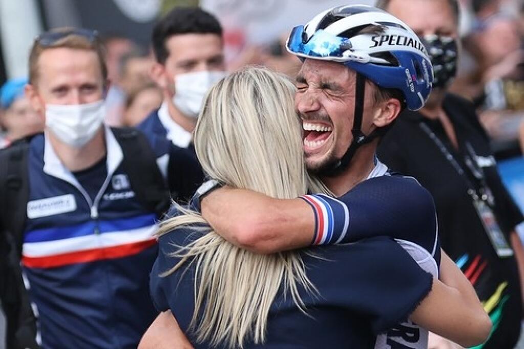 Aj takéto emócie panovali v cieli po tom, ako sa tam dorútil Julian Alaphilippe, ktorému sa podarilo obhájiť titul majstra sveta.