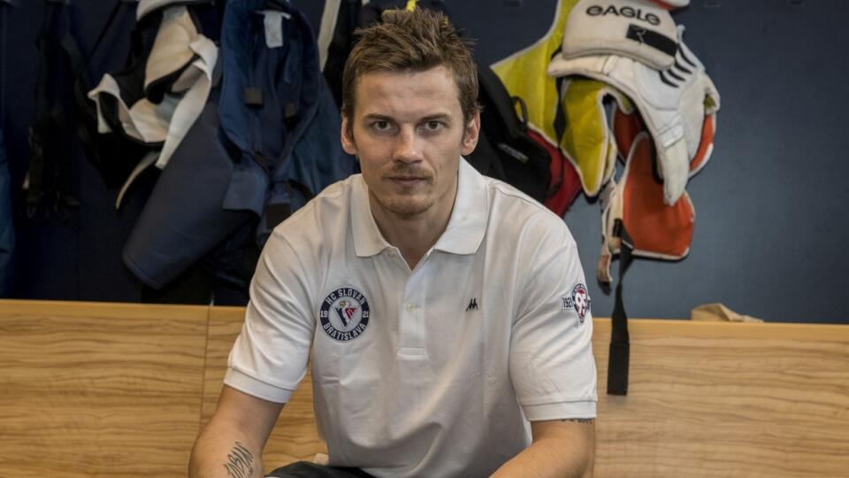 Na snimke nova posila klubu Kontinentalnej hokejovej ligy HC Slovan Bratislava, Tomas Kopecky pozuje v satni.