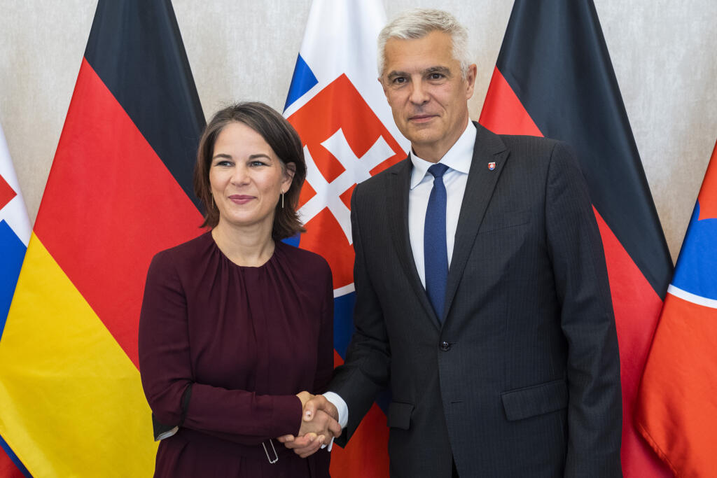 Na snímke vpravo minister zahraničných vecí a európskych záležitostí SR Ivan Korčok (nominant SAS) a vľavo nemecká šéfka diplomacie Annalena Baerbocková počas stretnutia v Bratislave 26. júla 2022. FOTO TASR - Jaroslav Novák