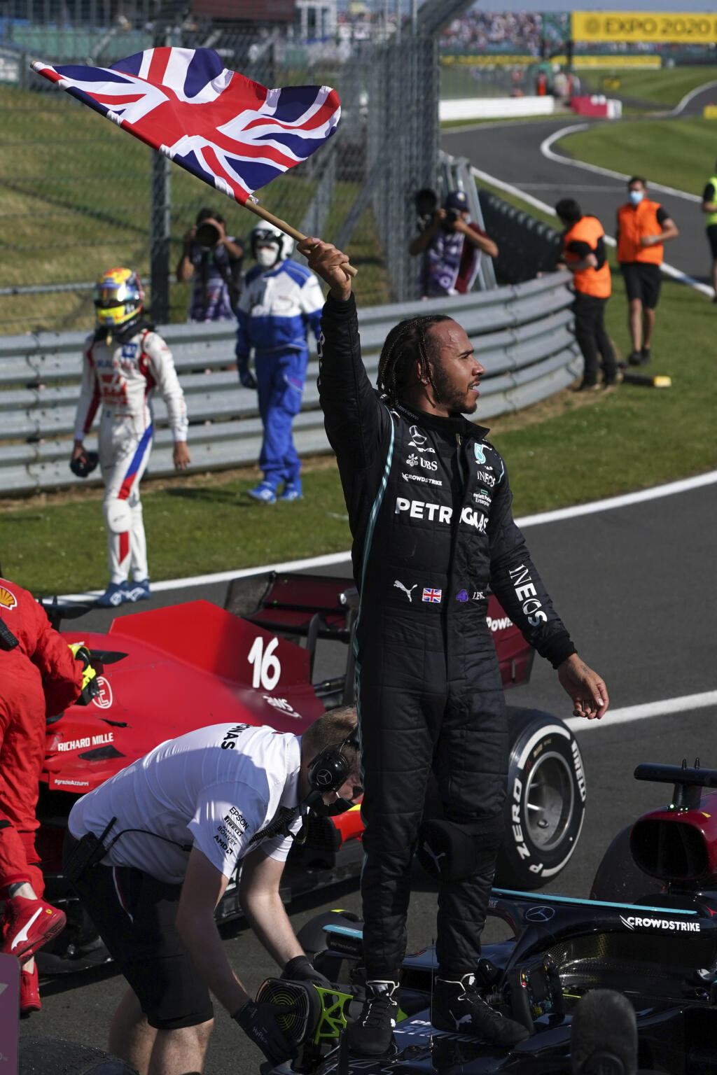 Britský pilot formuly 1 Lewis Hamilton na Mercedese oslavuje víťazstvo vo Veľkej cene Veľkej Británie F1 na okruhu Silverstone.