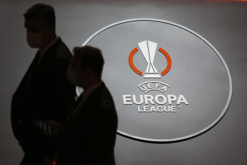 WA 13 Istanbul - Logo pred žrebom skupinovej fázy Európskej ligy v Istanbule v piatok 27. augusta 2021. FOTO TASR/AP
Officials walk in front of the stage before the start of the soccer Europa League draw in Istanbul, Turkey, Friday, Aug. 27, 2021. (AP Photo/Emrah Gurel)
