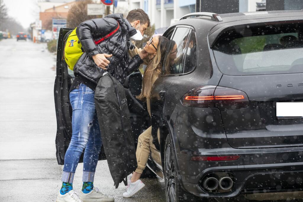 Kuciak má zrejme slabosť na Porsche, pretože už predtým prišiel na reprezentačný zraz na čiernom Cayenne.