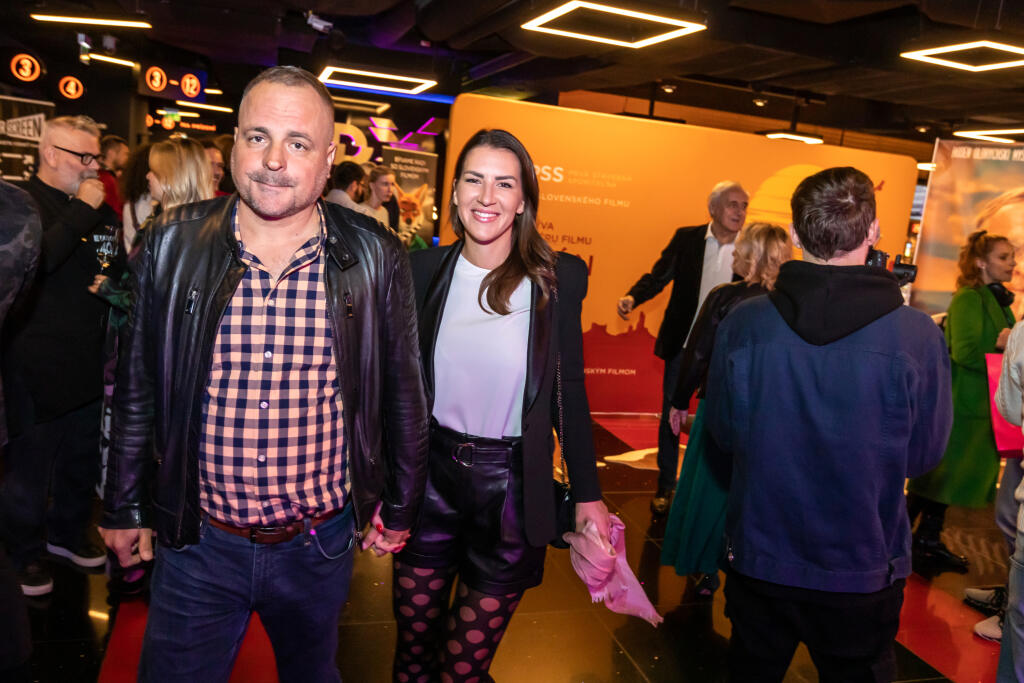 Župan BSK Juraj Droba prišiel s manželkou Miroslavou Drobovou. Tá si obliekla výrazne pančuchy.