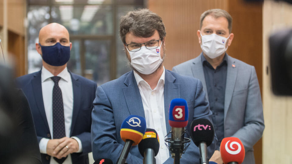 Na snímke uprostred podpredseda vlády SR Štefan Holý, vpravo premiér SR Igor Matovič a vľavo minister školstva, vedy, výskumu a športu SR Branislav Gröhling počas brífingu s novinármi po mimoriadnom 56. zasadnutí vlády SR 4. decemra 2020 v Bratislave. FOTO TASR - Martin Baumann