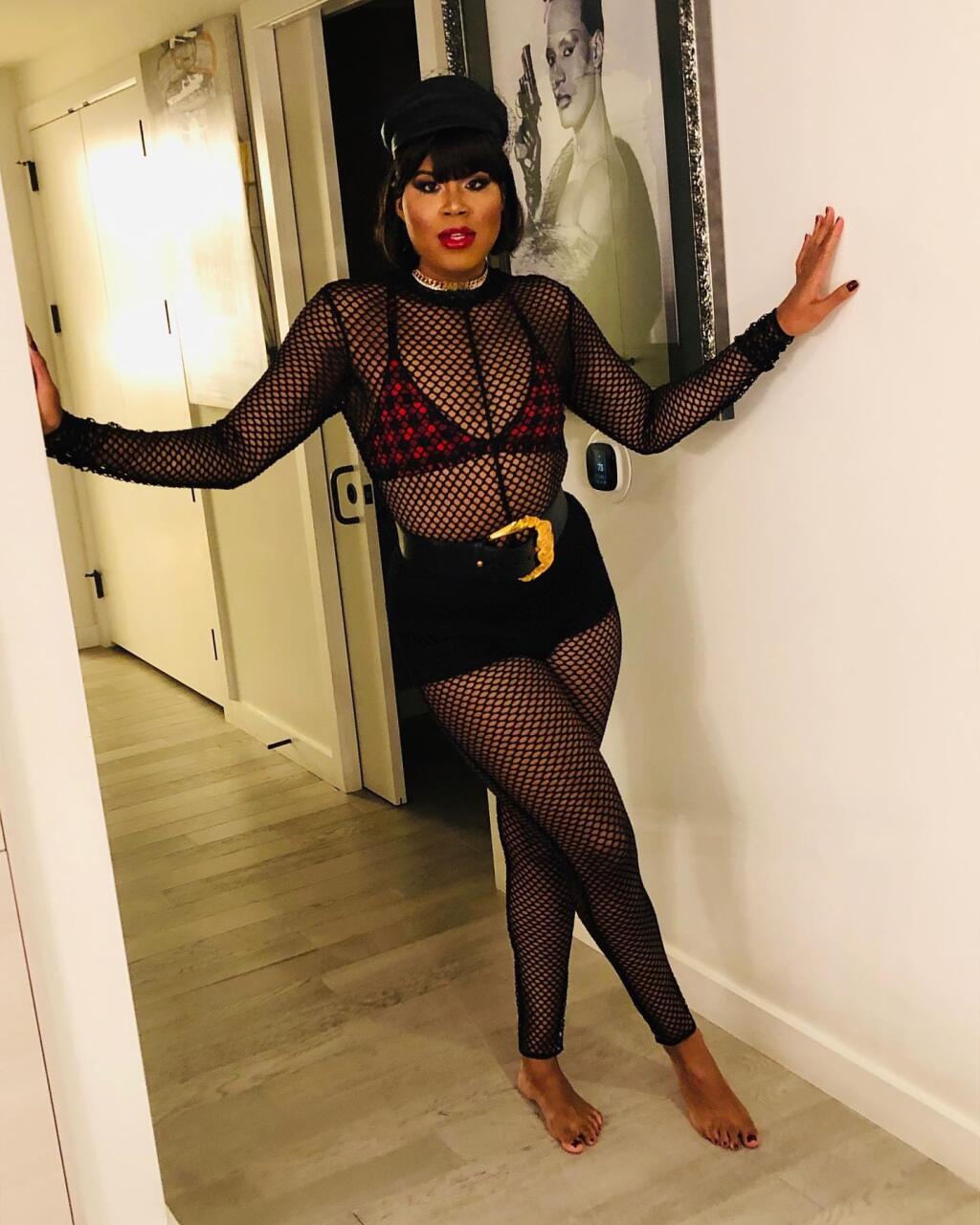 EJ Johnson sa oblieka ako žena a podporuje ho v tom celá rodina.