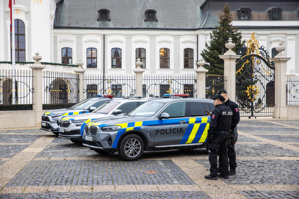 Policajti kontrolujú priestor pred prezidentským palácom po oznámení, že sa má na tomto mieste upáliť muž.