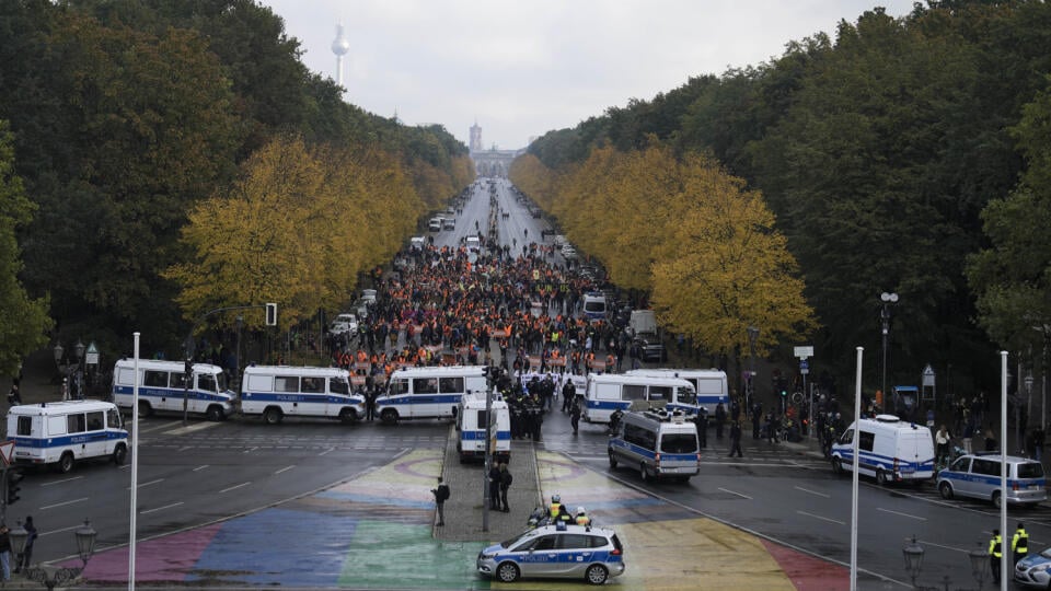 KK71 Berlín - Klimatickí aktivisti z Poslednej generácie blokujú ulicu Strasse des 17. Juni počas protestu proti klimatickým zmenám v sobotu 28. októbra 2023 v Berlíne. FOTO TASR/AP
Climate activists from the organization Last Generation, Letzte Generation, block the