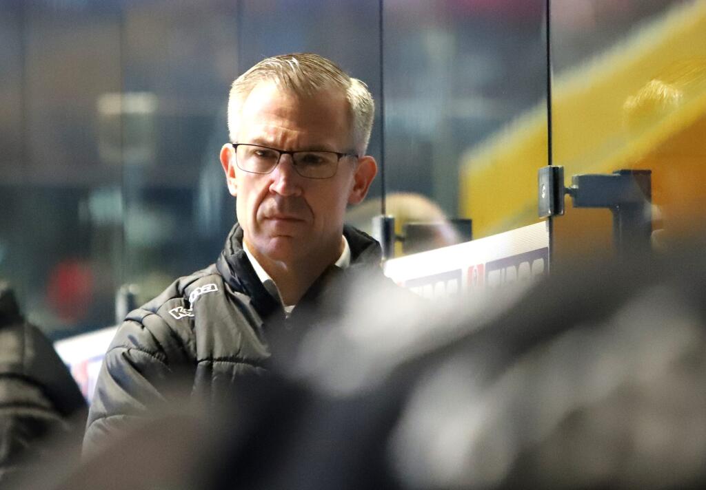 Na snímke hlavný tréner HC Košice Dan Ceman počas 5. kola hokejovej Tipos extraligy HKM Zvolen - HC Košice 30. septembra 2022 vo Zvolene. FOTO TASR - Ján Krošlák