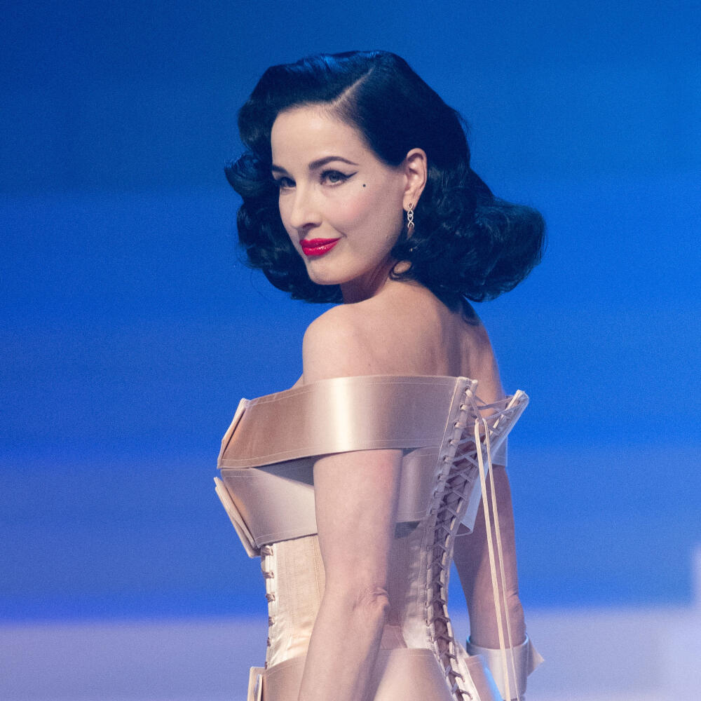 Kto iný by mal predviesť glamour korzet, ak nie kráľovná burlesky Dita Von Teese?