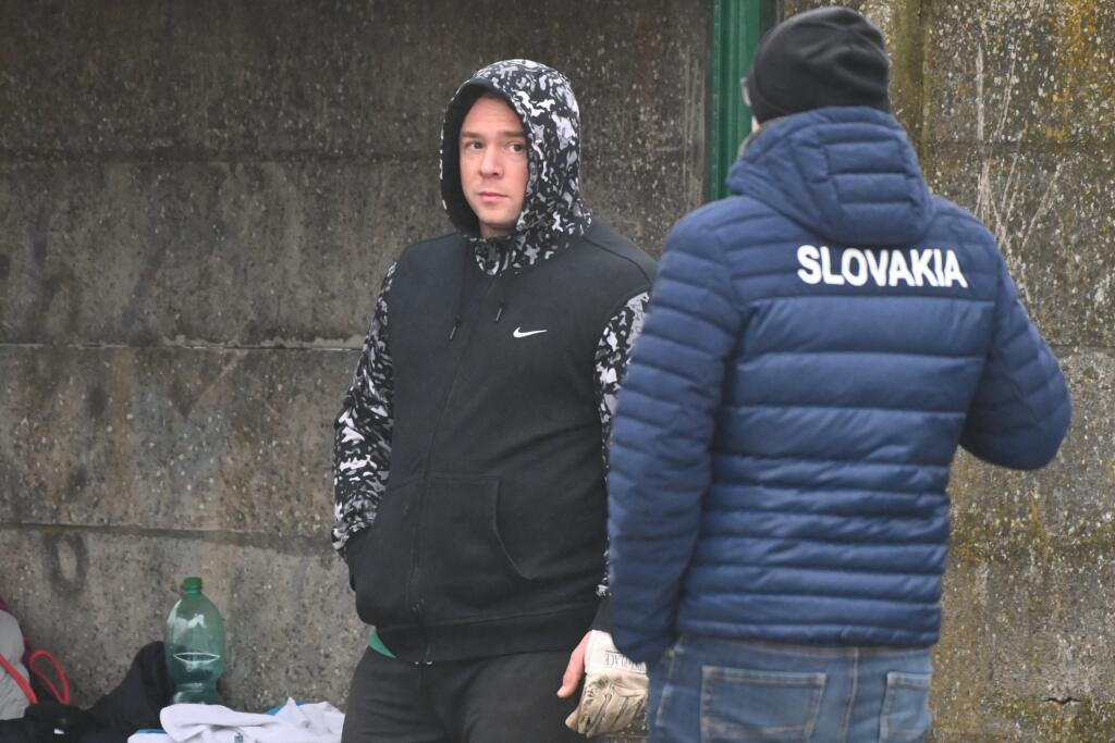 Na snímke vľavo slovenský kladivár Marcel Lomnický počas meraného tréningu v hode bremenom (41,08 metra) v Trnave vo štvrtok 30. decembra 2021. FOTO TASR - Lukáš Grinaj