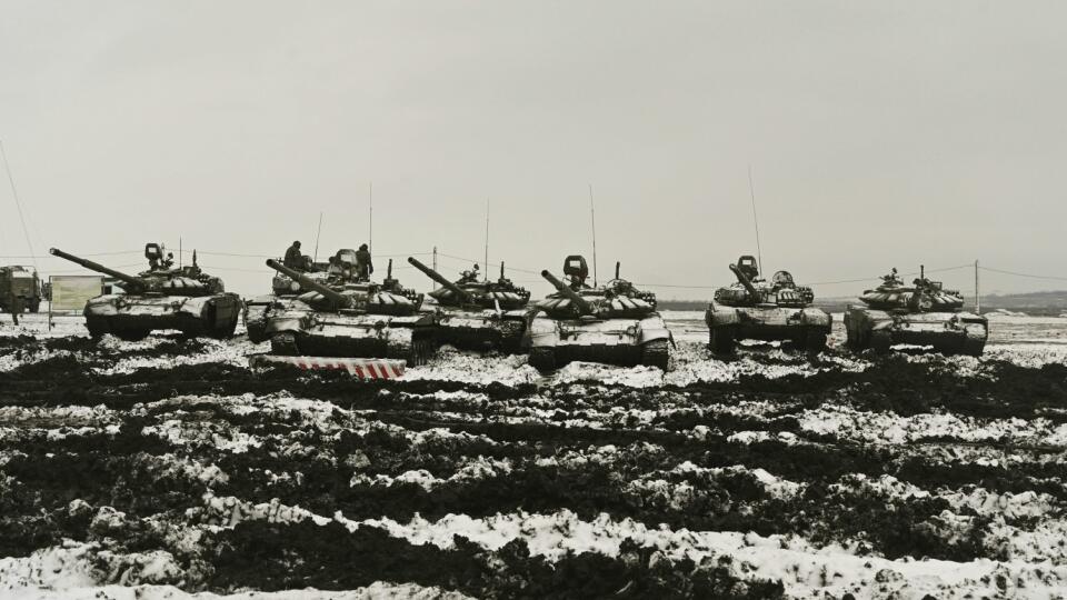 KK17 Rostov na Done - Ruské tanky T-72B3 počas vojenského cvičenia v Rostovskej oblasti na juhu Ruska 12. januára 2022. Západný vojenský okruh ruských ozbrojených síl organizuje v regiónoch blízko hraníc Ukrajiny cvičenie, na ktoré vyslal asi 3000 vojakov a 300 kusov vojenskej techniky. FOTO TASR/AP
Russian tanks T-72B3 take part in drills at the Kadamovskiy firing range in the Rostov region in southern Russia, Wednesday, Jan. 12, 2022. Russia has rejected Western complaints about its troop bui